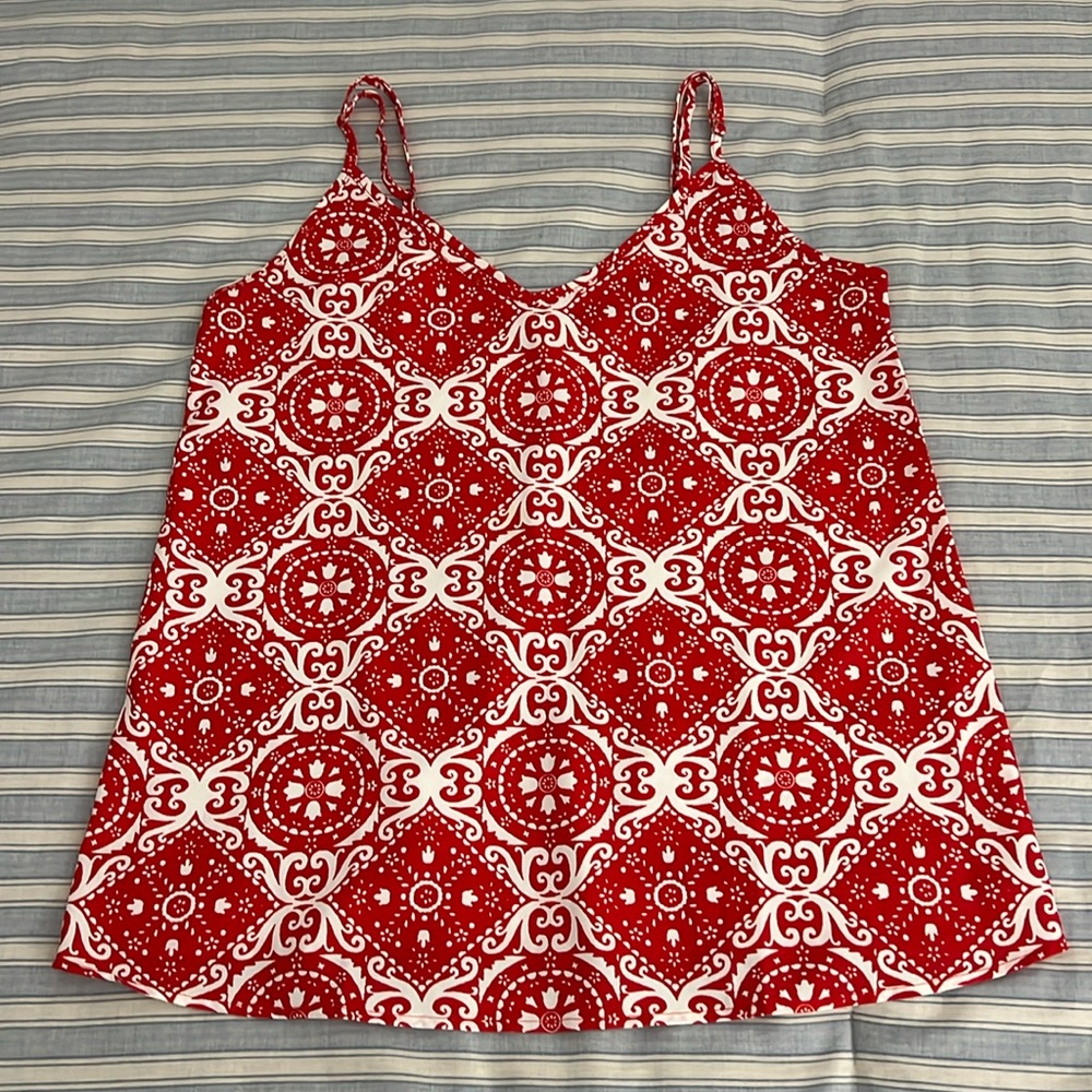 TECREW TOP WITH ADJUSTABLE STRAPS. M. pit to pit 18” length pit to bottom 17.5”